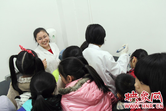 小朋友們參觀家樂福食品安全檢測實(shí)驗(yàn)室并現(xiàn)場觀摩測試過程