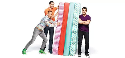 Airbnb 公司的三位創(chuàng)始人，以及他們最早的 Airbed