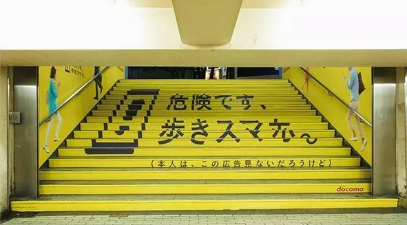 這個系列廣告有多組樣式，發(fā)揮一手吐槽功夫。