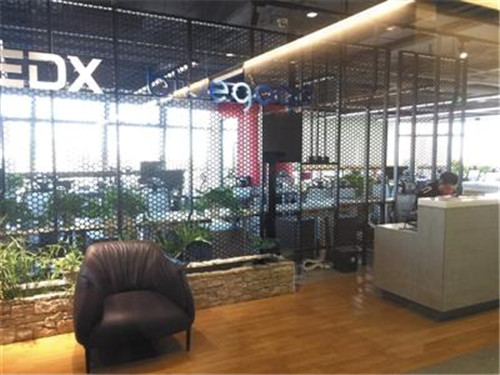 11月16日，小藍(lán)單車(chē)總部人去樓空，前臺(tái)只剩保安。