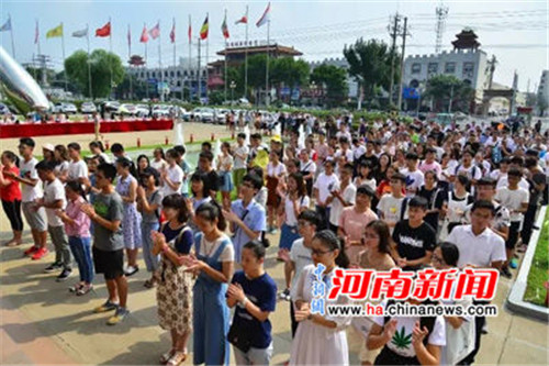 此次儀式中，雙匯集團(tuán)漯河總部共有210名員成為第一批“金秋獎(jiǎng)學(xué)”的獲得者。