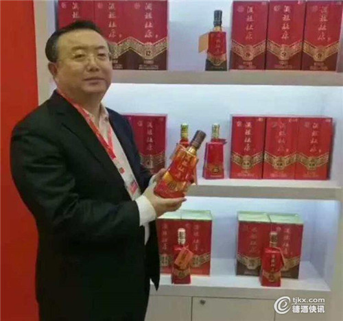 河南省酒業(yè)協會會長熊玉亮參觀杜康酒業(yè)展位
