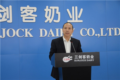 河南三劍客奶業(yè)有限公司的總經(jīng)理張向陽 河南三劍客奶業(yè)有限公司的總經(jīng)理張向陽