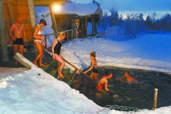 奇葩！芬蘭人蒸完桑拿跳冰湖