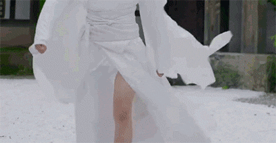 總不能全像九王一樣穿上高開叉的透視裙吧！