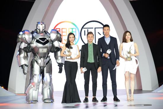 Klasse14腕表首席設(shè)計師 Mario Noblie以及超模蔚方卿為王鷗、江疏影頒發(fā)時尚突破藝人獎項