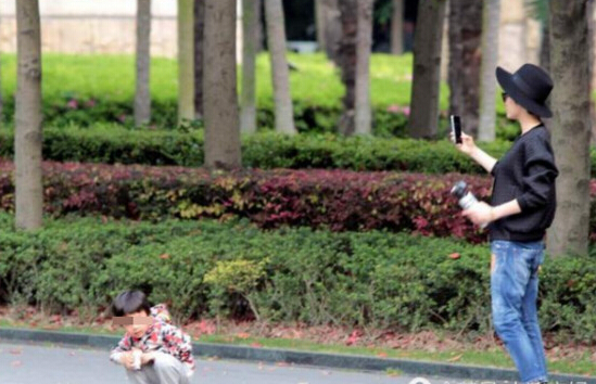 孫儷不時拿出手機替等等拍照。