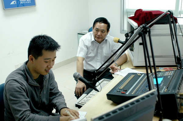 河南省政府安委會副主任、省安全生產(chǎn)監(jiān)督管理局黨組書記、局長張國輝做客《安全河南》直播室