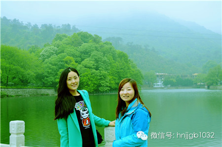 奧斯卡汽車影城的美女和這個風景融入的真好啊，有木有？！