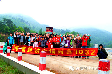 這么美的地方，我們合影留念，看大家多開心！