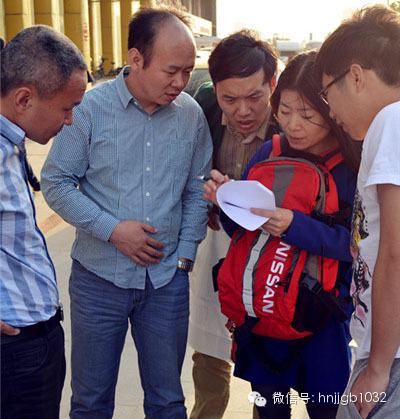 五點五十左右，聽眾們陸陸續(xù)續(xù)到達(dá)鄭州捷和汽車，首先要做的第一件事就是找我們的工作人員要車標(biāo)