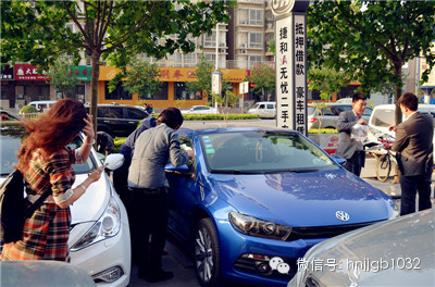 當(dāng)然，小編認(rèn)為最高境界是這位美女，這張照片應(yīng)該取名為論美女的自我修養(yǎng)。