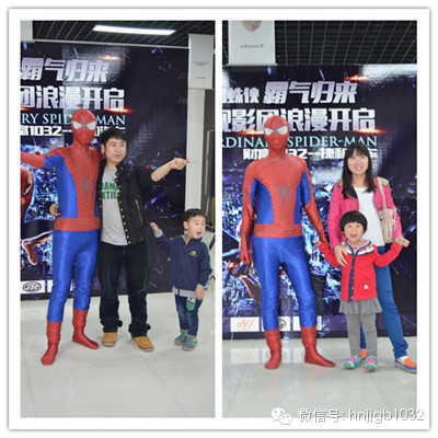 貼完車標(biāo)回到大廳，一位蜘蛛俠模樣的男子瞬間吸引大家的眼球