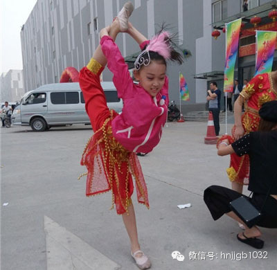 先練練功，為一會(huì)兒的演出做準(zhǔn)備