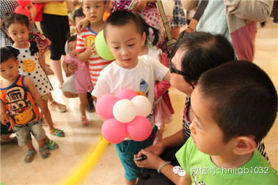 拿到氣球玩具的小朋友，瞬間成了焦點(diǎn)，周圍的小朋友都想和你做朋友，你知道嗎？