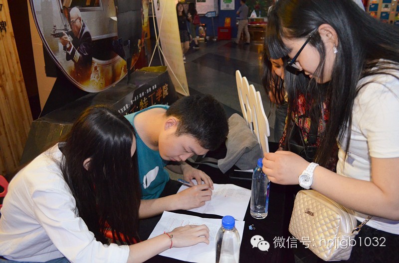 看，我們的工作人員正在組織簽到哦！