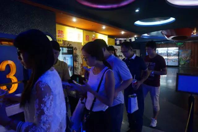 電影馬上開始，排隊入場嘍