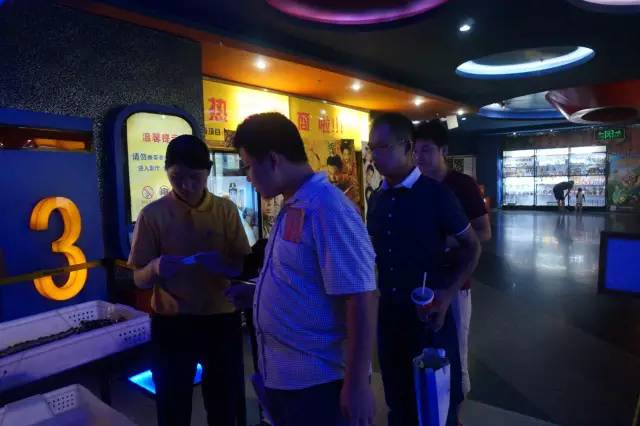 電影馬上開始，排隊入場嘍