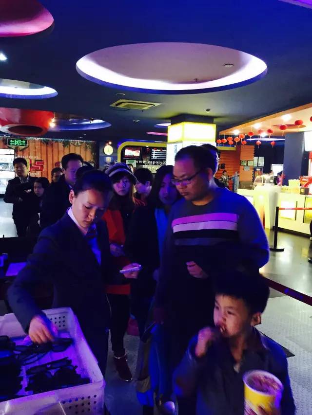 小朋友吃的好香啊！爆米花和電影真是絕配喲