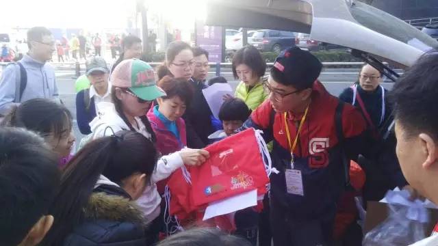 8:30準(zhǔn)時(shí)集合，現(xiàn)場工作人員給大家分發(fā)參賽證和參賽衣服。