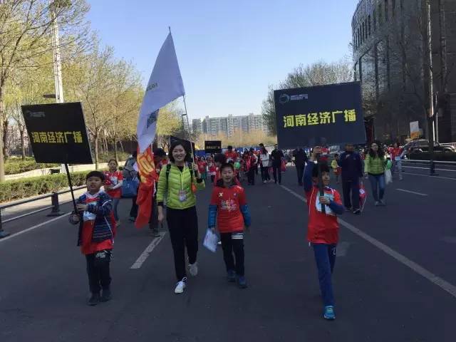 出發(fā)啦！小朋友和大朋友們昂首闊步向賽場邁進(jìn)！