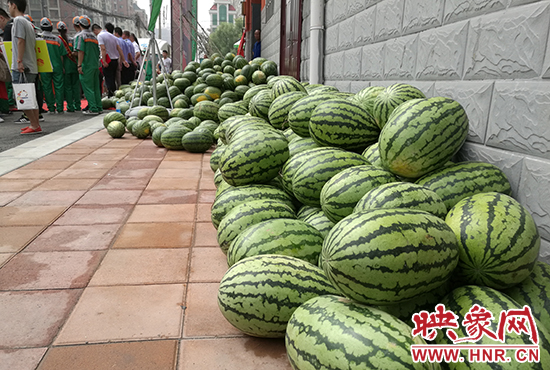 經(jīng)濟(jì)廣播工作人員和愛心企業(yè)給正在忙碌的環(huán)衛(wèi)工人、交警等送去一萬六千多斤西瓜和近百提礦泉水。