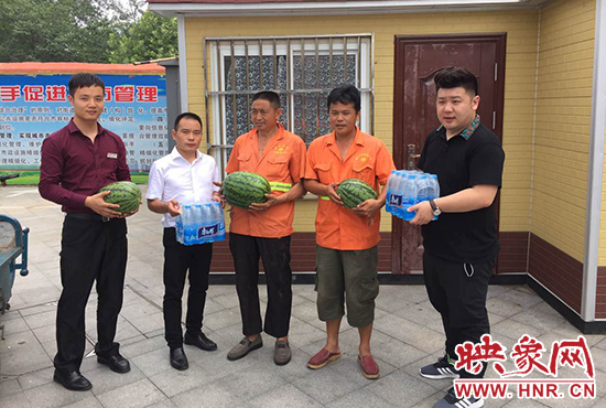 經(jīng)濟(jì)廣播工作人員和愛心企業(yè)給正在忙碌的環(huán)衛(wèi)工人、交警和協(xié)警等送去了一萬六千多斤西瓜和近百提礦泉水。