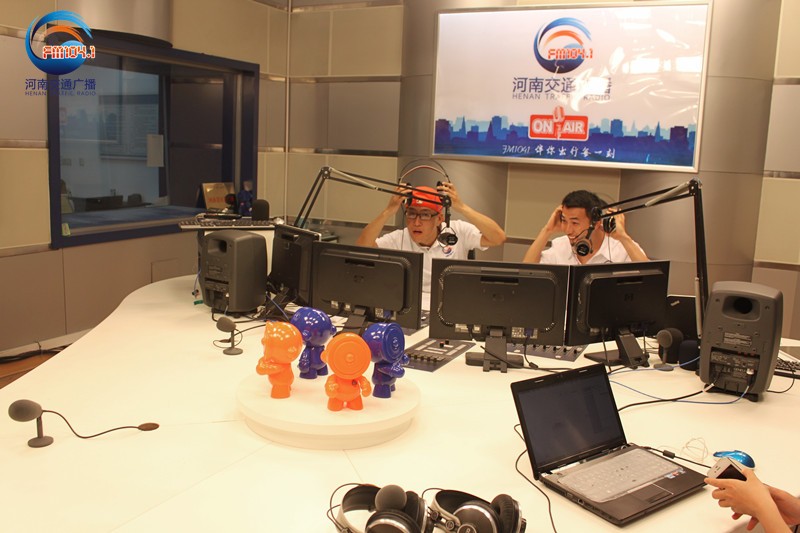 李憲和張弛怎么這么開心！又不是你們倆中獎(jiǎng)了！