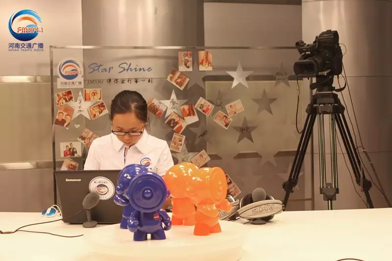 還是抽獎(jiǎng)的姑娘比較認(rèn)真！為保證抽獎(jiǎng)的公平公正，映象網(wǎng)進(jìn)行了全程視頻直播。