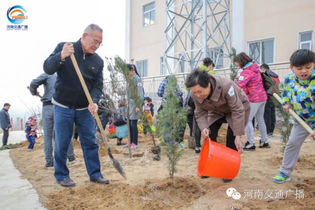 恩愛的老人一起種下一棵小樹苗，健健康康白頭偕老~