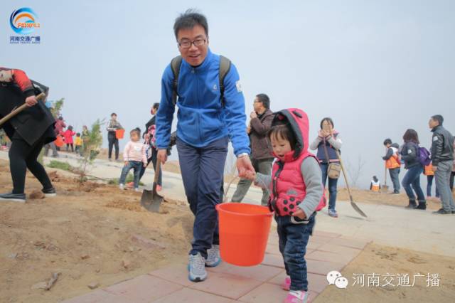 爸比爸比，你會(huì)種小樹嗎？我來教你吧~