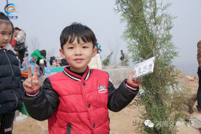 耶！你看，這是我種下的小樹苗！