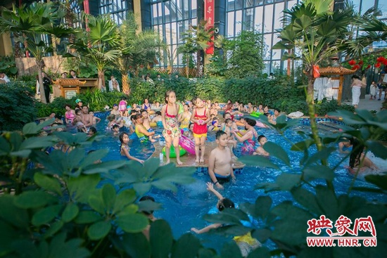 又開(kāi)始過(guò)夏天的孩子們，在溫潤(rùn)的泉水里放任天性。