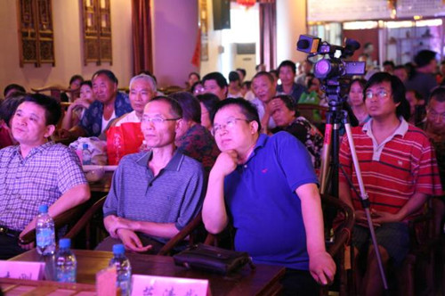 信息廣播總監(jiān)李金鋒（左1）、副總監(jiān)魏志剛（左2）、副總監(jiān)陳德年（左3）