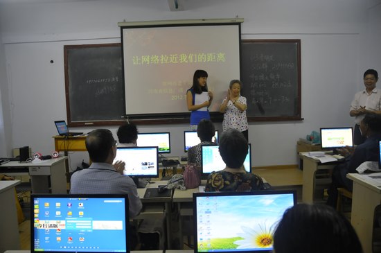 擁有18萬粉絲的網(wǎng)絡(luò)紅人、78歲的QQ奶奶張秀麗也來到網(wǎng)絡(luò)課堂