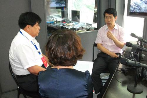 直播前的北京安貞醫(yī)院副院長(zhǎng)周生來(lái)（右１）、大慶油田總醫(yī)院集團(tuán)總經(jīng)理劉湘彬（左１）