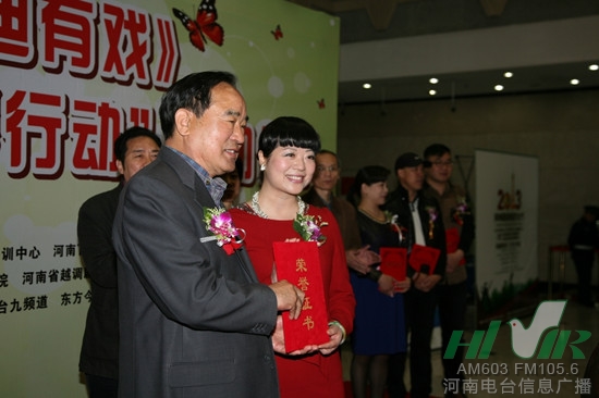 河南省慈善總會(huì)會(huì)長(zhǎng)李志斌為周迪頒發(fā)“愛心使者”證書