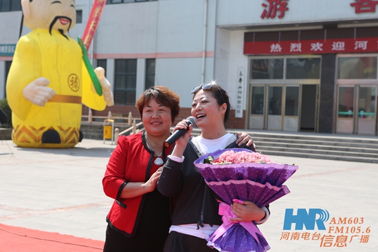 長(zhǎng)壽山景區(qū)董事長(zhǎng)、總經(jīng)理孫春花與主持人周迪