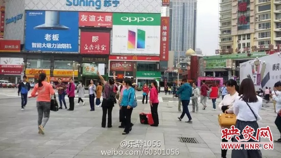 他們從四面八方匯集到二七塔下，由行走路人一下變成了一支舞蹈隊(duì)，跳起了節(jié)奏歡快、時尚動感的舞蹈。