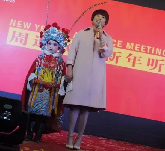 盛裝亮相的小戲迷，周迪的節(jié)目影響了一代又一代人