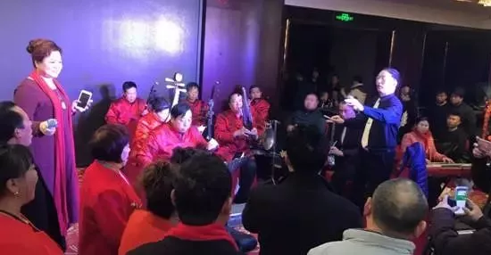 現(xiàn)場的樂隊老師也是咱的戲迷朋友，為了周迪的見面會今天累也開心