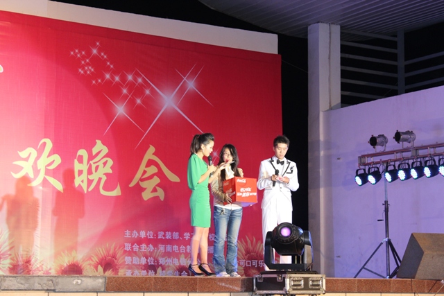 教育廣播女主播葉子現(xiàn)身晚會，全場沸騰