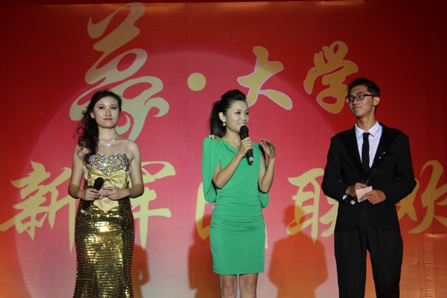 教育廣播女主播葉子現(xiàn)身晚會，與學(xué)生同臺主持