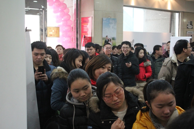 聽(tīng)眾排隊(duì)等待