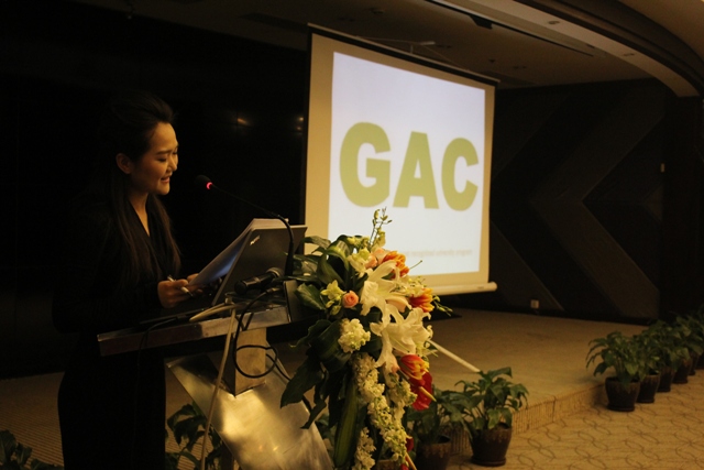 發(fā)布會開始，教育廣播女主播子楊現(xiàn)場主持