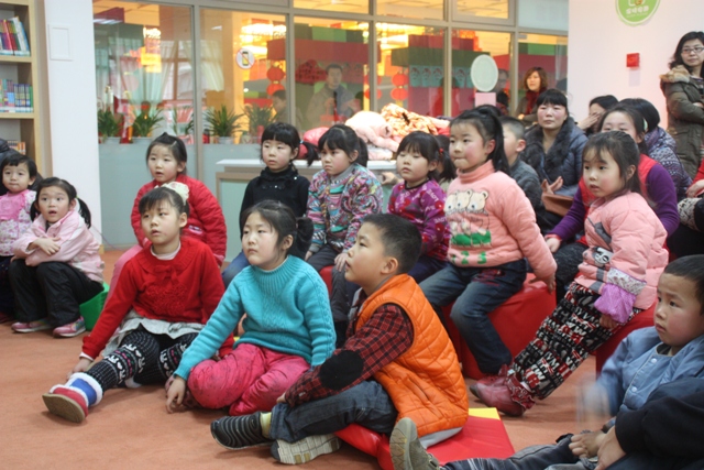 聚精會(huì)神聽卷卷貓講故事