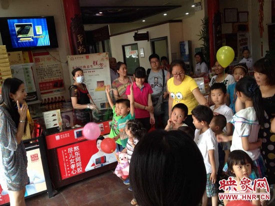 活動(dòng)開始前，1066城市之聲的主持人跟孩子們進(jìn)行現(xiàn)場(chǎng)互動(dòng)。