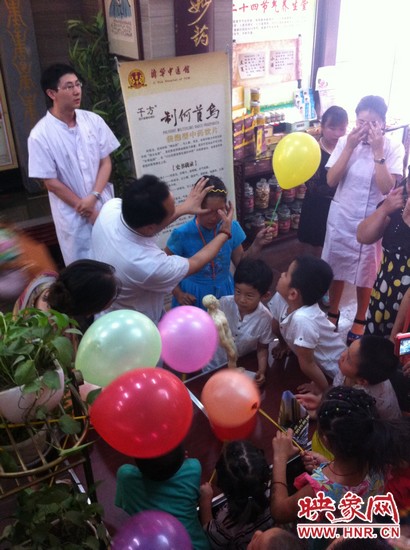 活動(dòng)開始了，濟(jì)華中醫(yī)館的保健按摩專家李老師為大家講解如何有效預(yù)防青少年近視。