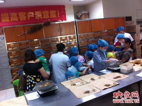 　　接下來，要進(jìn)入到有中醫(yī)“博物館”之稱的中藥房去探秘啦！藥房那些小抽屜里面裝的是什么？孩子們很好奇