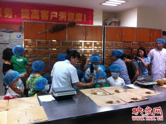 咦，藥房里的叔叔阿姨他們從小抽屜里拿出的藥又是什么？這些中藥放在一起有什么功效呢？